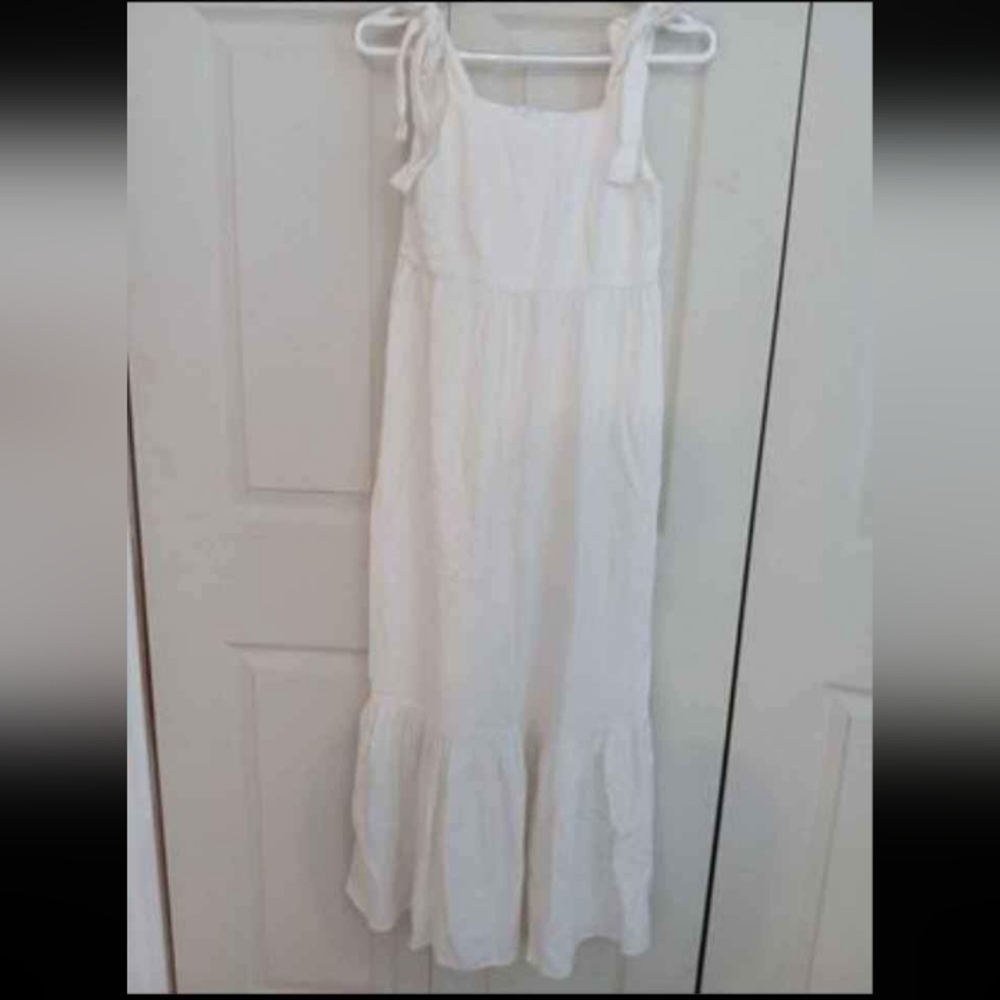White Linen dress made ethically in Québec
